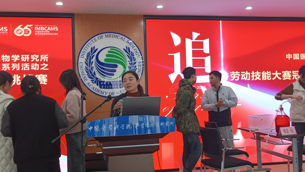 裁判宣读比赛规则（细胞工厂安装加液平衡）