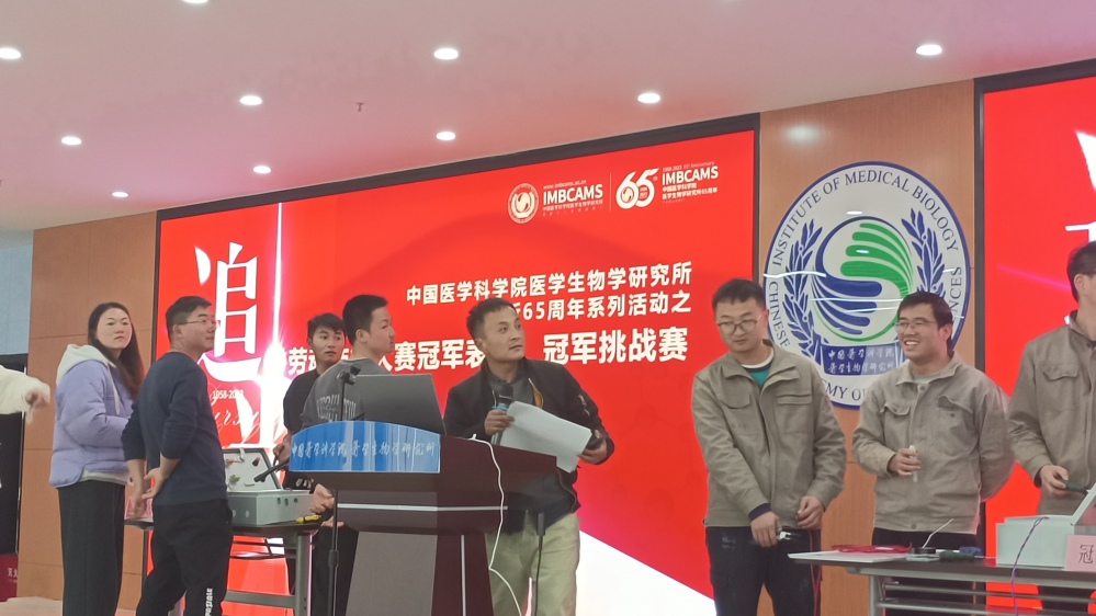 裁判宣读比赛规则（单相点动LED灯接电）