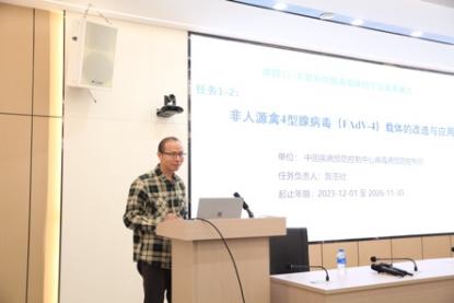 男人站在电视前

低可信度描述已自动生成