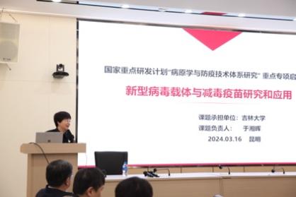 电脑屏幕的人

中度可信度描述已自动生成