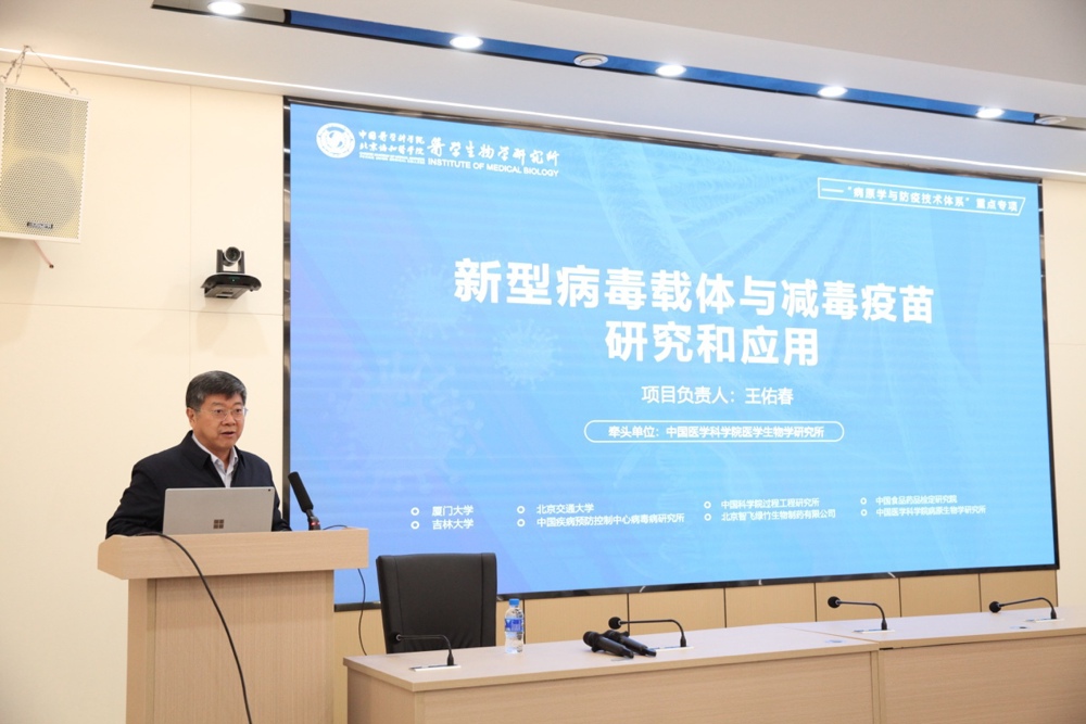 电脑屏幕前的人

中度可信度描述已自动生成