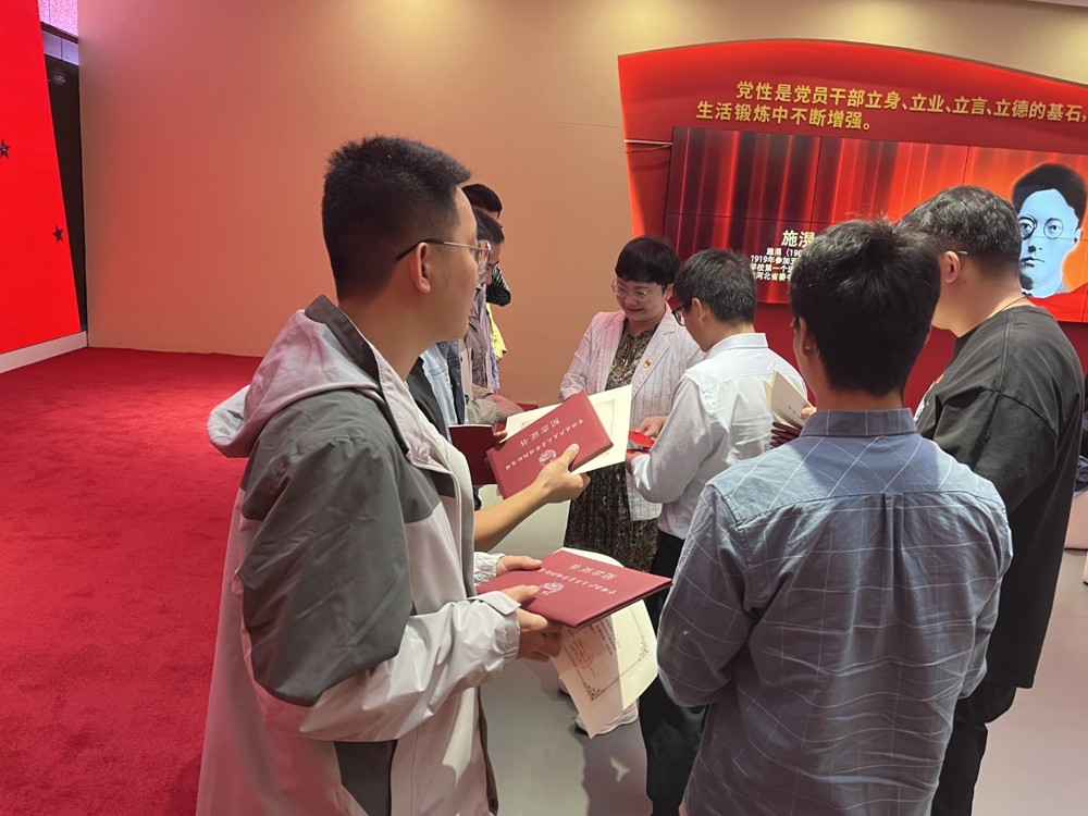 书记摘团徽