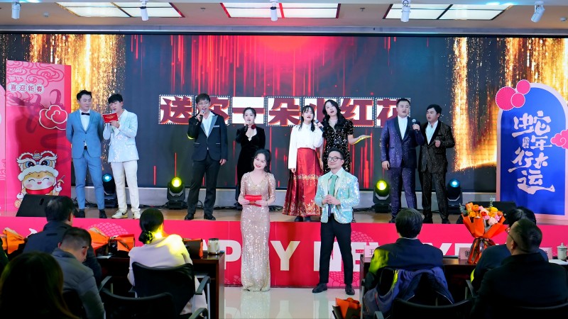 集体演唱《送你一朵小红花》