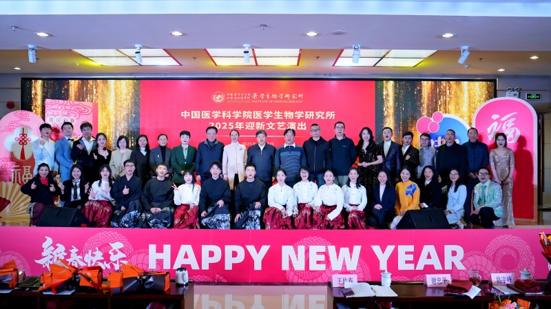 所领导与演出人员集体合影