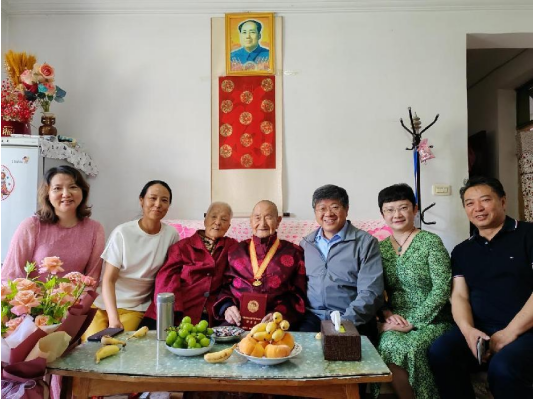慰问抗战老兵 传承奉献精神